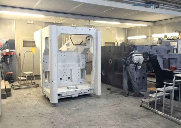 The design of an optimal extraction system is achieved individually for grinding processes. Shown here is a work booth with a directly installed dust extraction system.