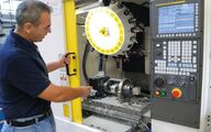 The greater the success in collecting dust directly at the machine tool, the higher the overall separation efficiency. Here you can see a high-speed cutting machine prior to optimizing the capture.