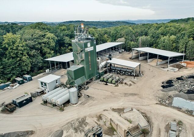 The road construction company Waggershauser produces up to 200 tons of ready-to-use hot asphalt per hour from bitumen and aggregates.