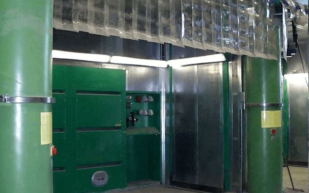The ceiling of the work booth can be opened pneumatically to allow access to cast parts with a crane