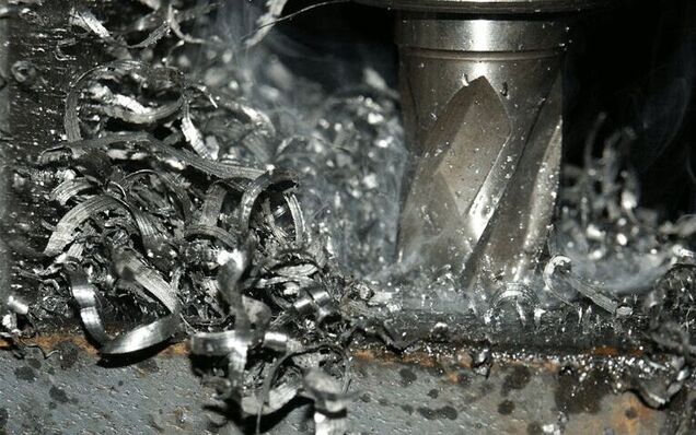 When drilling metal workpieces, very fine dust and shavings can fall into the machine tool that must be reliably extracted.