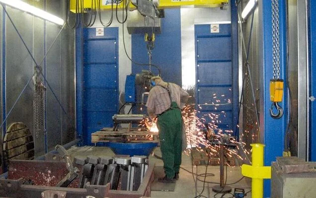 The processing of castings creates very fine dust oxides which are reliably extracted in a work booth.