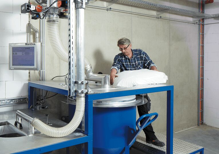 The dust extraction system protects personnel from any dust generated during emptying from a sack.
