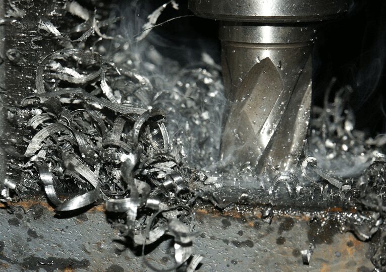 When drilling metal workpieces, very fine dust and shavings can fall into the machine tool that must be reliably extracted.