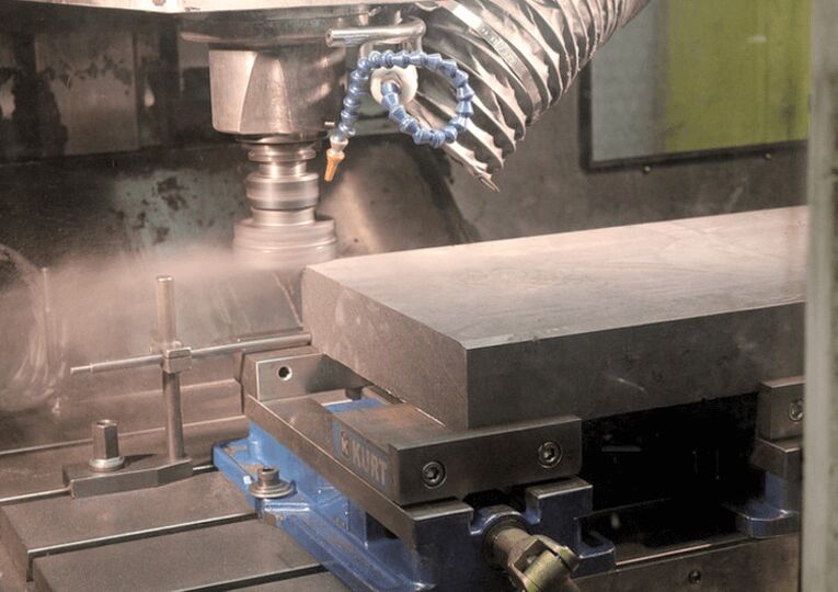 When machining a graphite product using dry separation, the resultant heavy dust accumulation inside the machinery can be reliably extracted. 