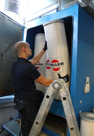 At regular intervals, a service technician from Keller Lufttechnik inspects the two oil mist separators which collect the flue gases, filter out foreign substances from the air, and exhaust them from the plant.